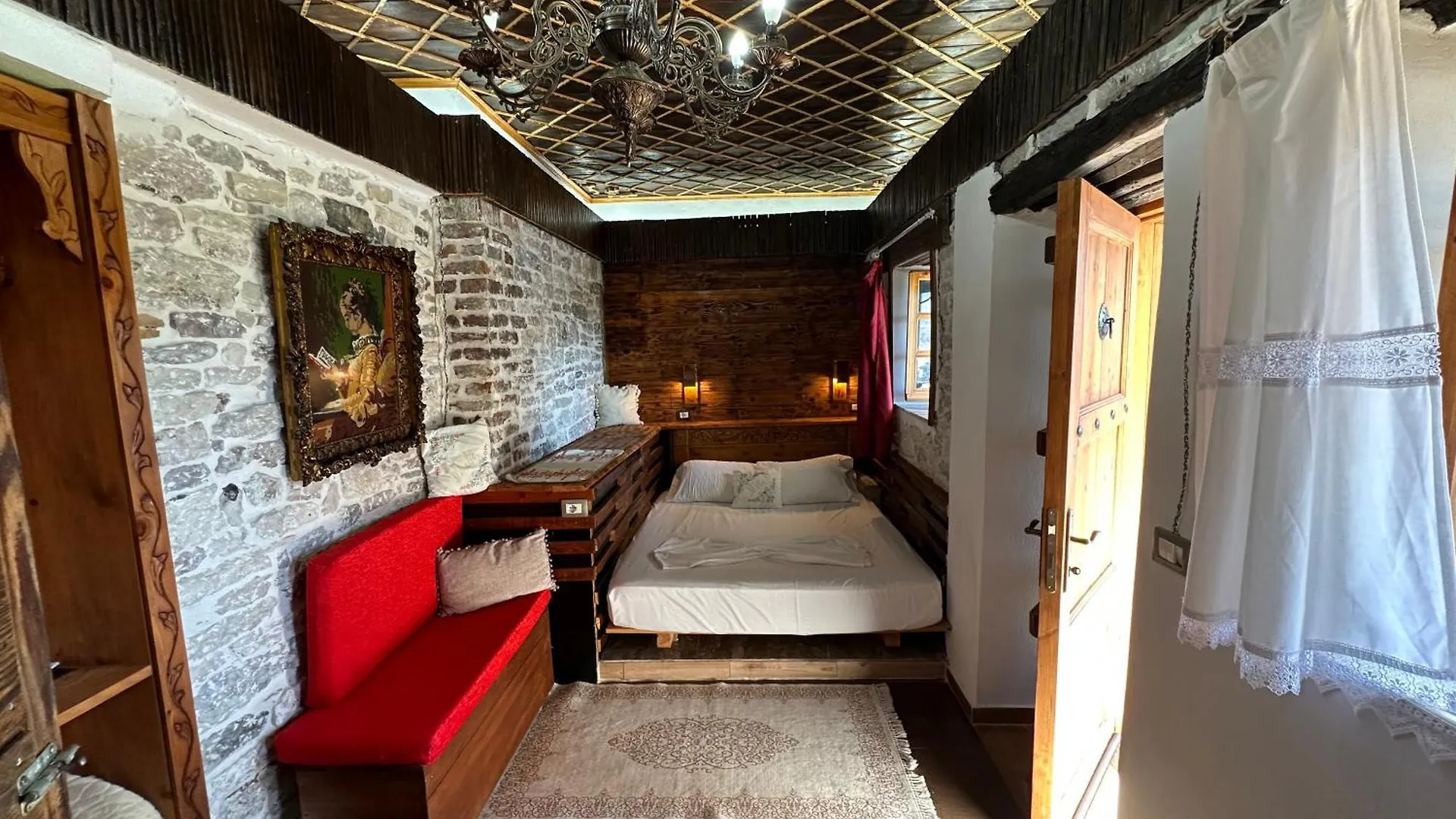 Guesthouse Mele Gjirokaster Bed & Breakfast