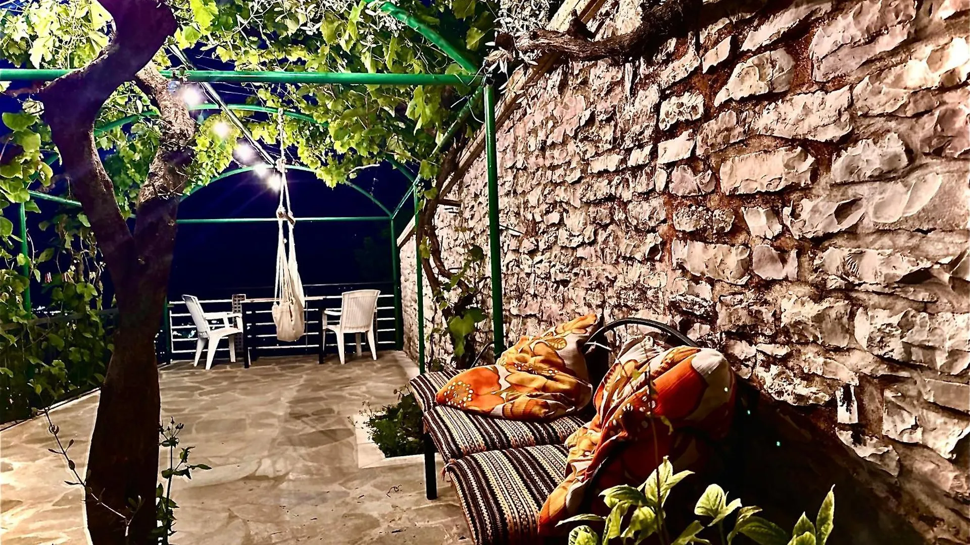 Guesthouse Mele Gjirokaster Bed & Breakfast